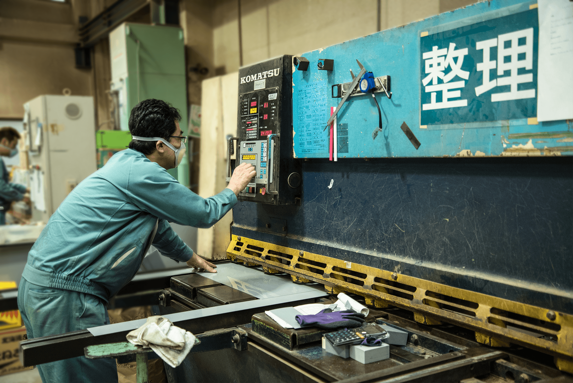 塩化ビニール製品に線を引く作業員