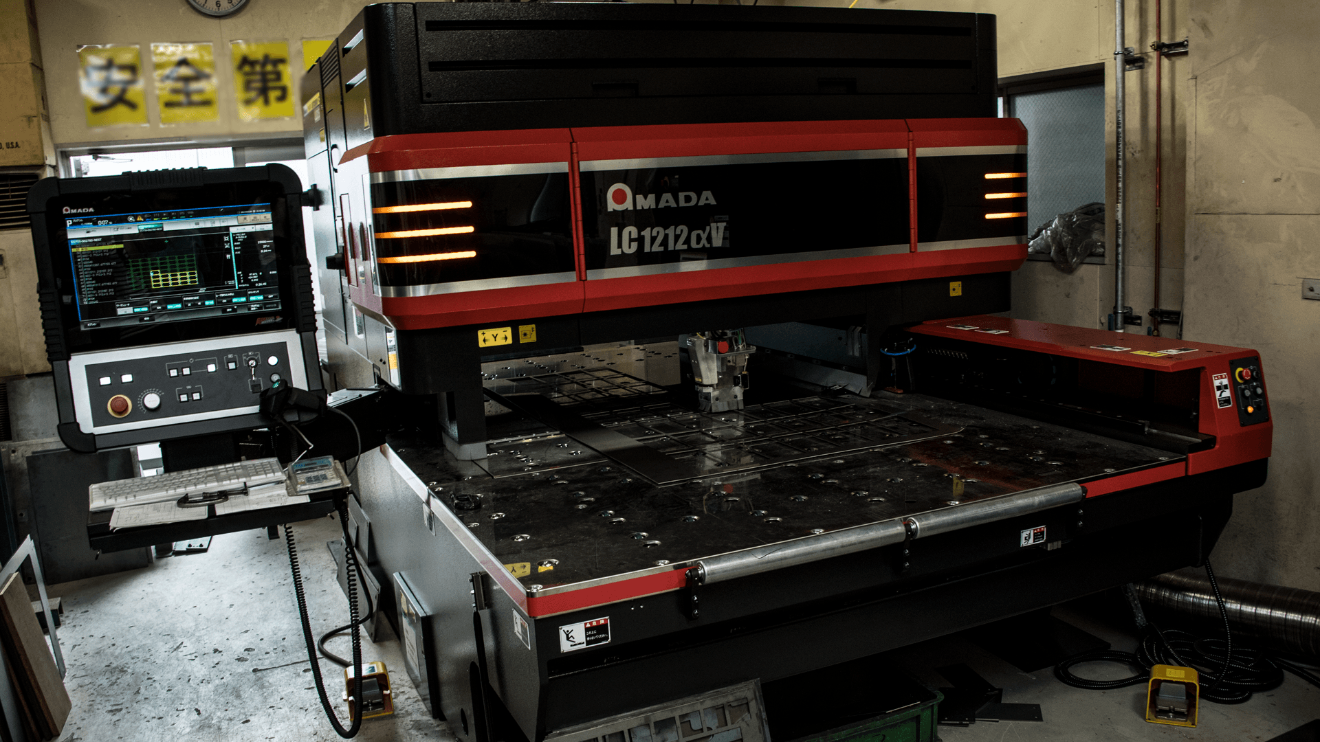 金属製品に線を引く作業員